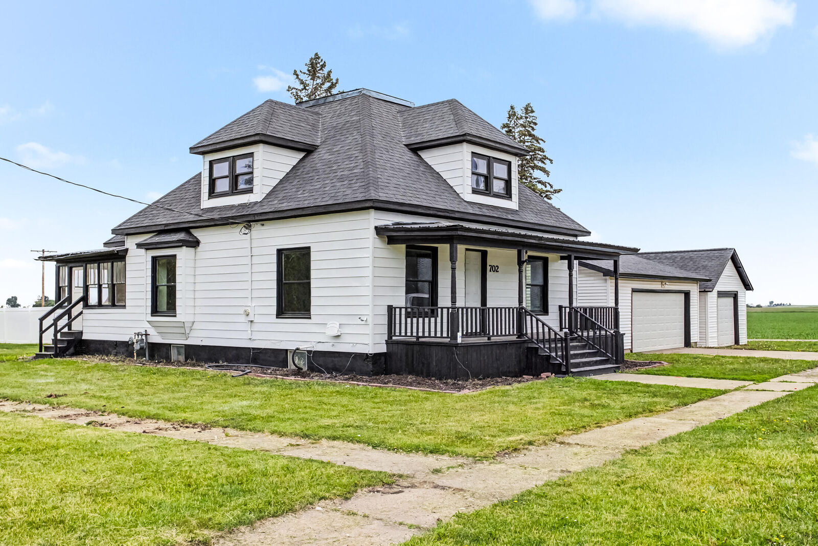 Property Photo:  702 NW 4th Street  IA 50212 