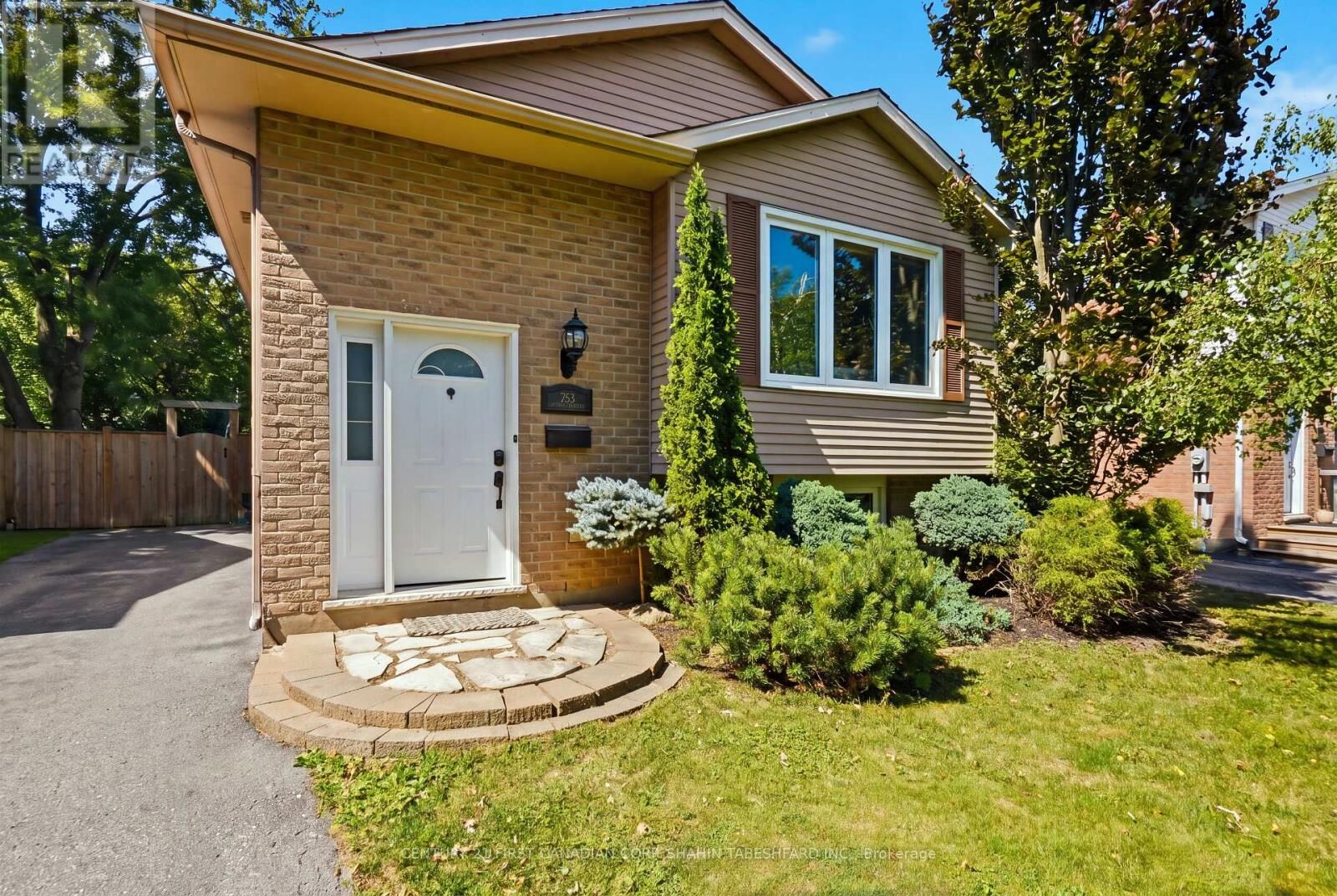 Property Photo: 252 Ardsley Crescent ON N6G 3W7