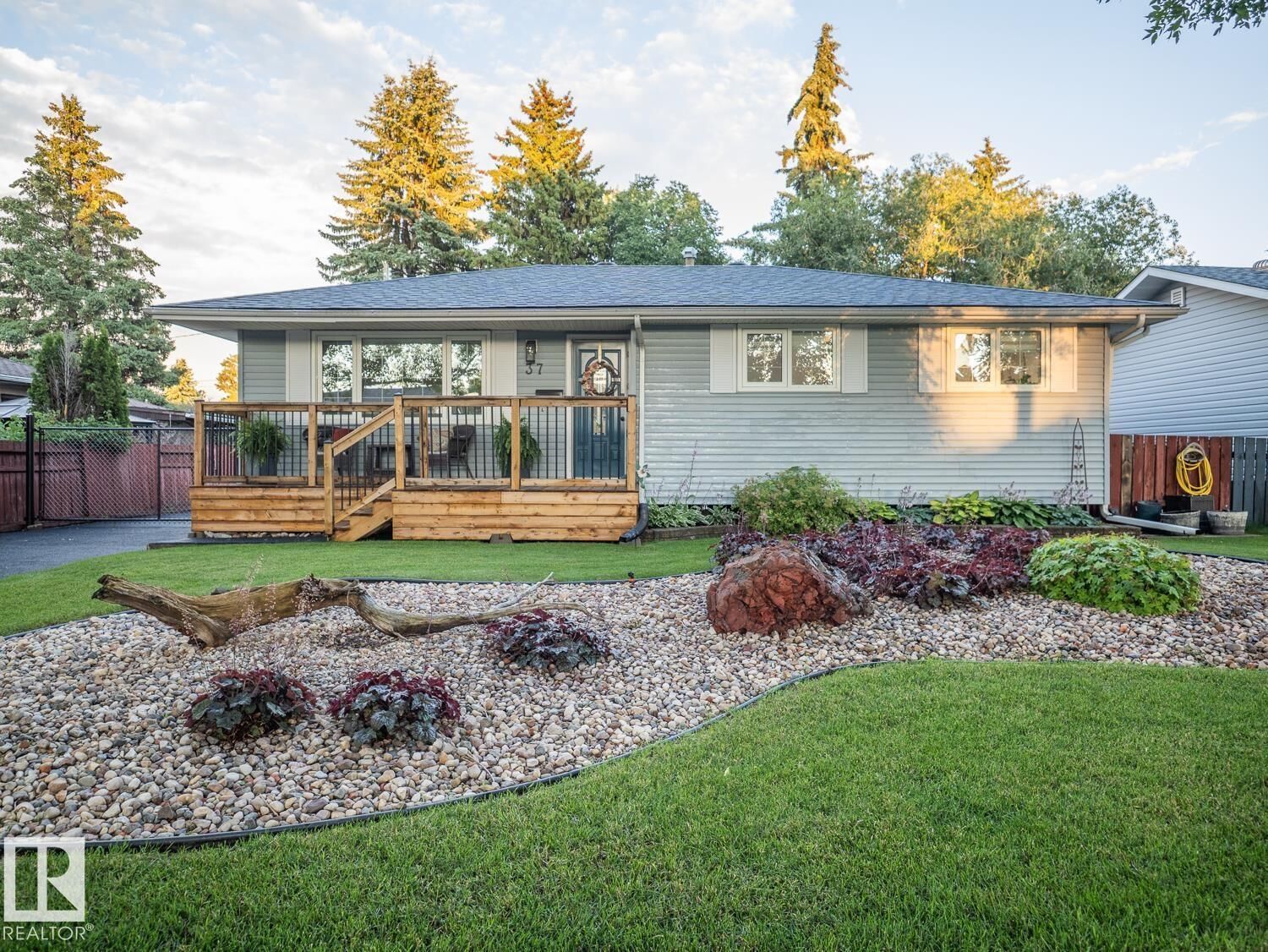 Property Photo: 37 Springfield Crescent AB T8N 0J9
