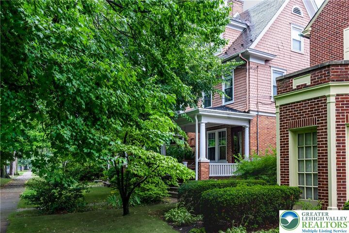 Property Photo:  822 Prospect Avenue  PA 18018 