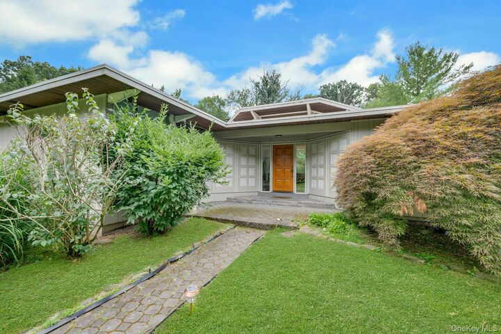 Property Photo:  107 Holly Place  NY 10510 