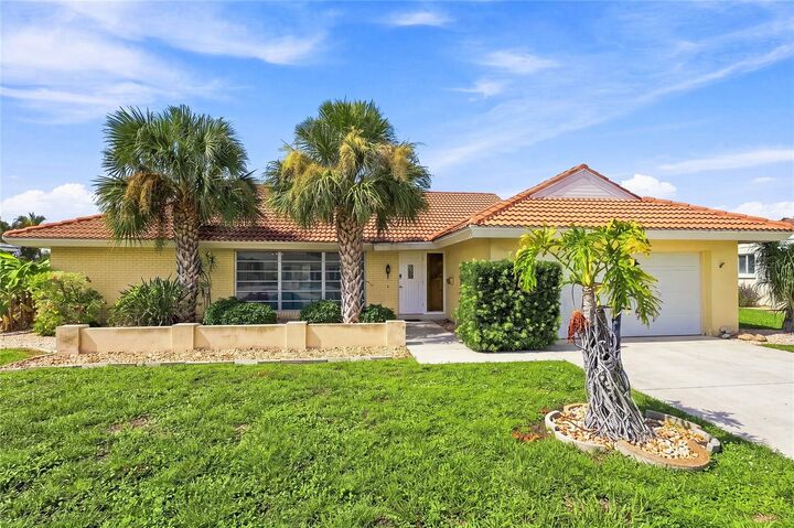 Property Photo:  425 Belvedere Court  FL 33950 