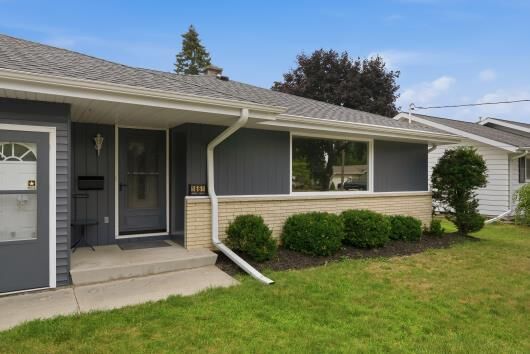Property Photo:  1661 Laurel St  WI 54220 