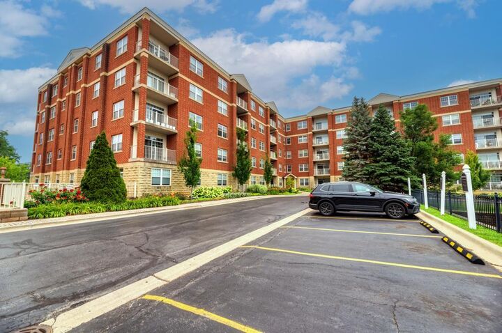 Property Photo:  1 Itasca Place 211  IL 60143 