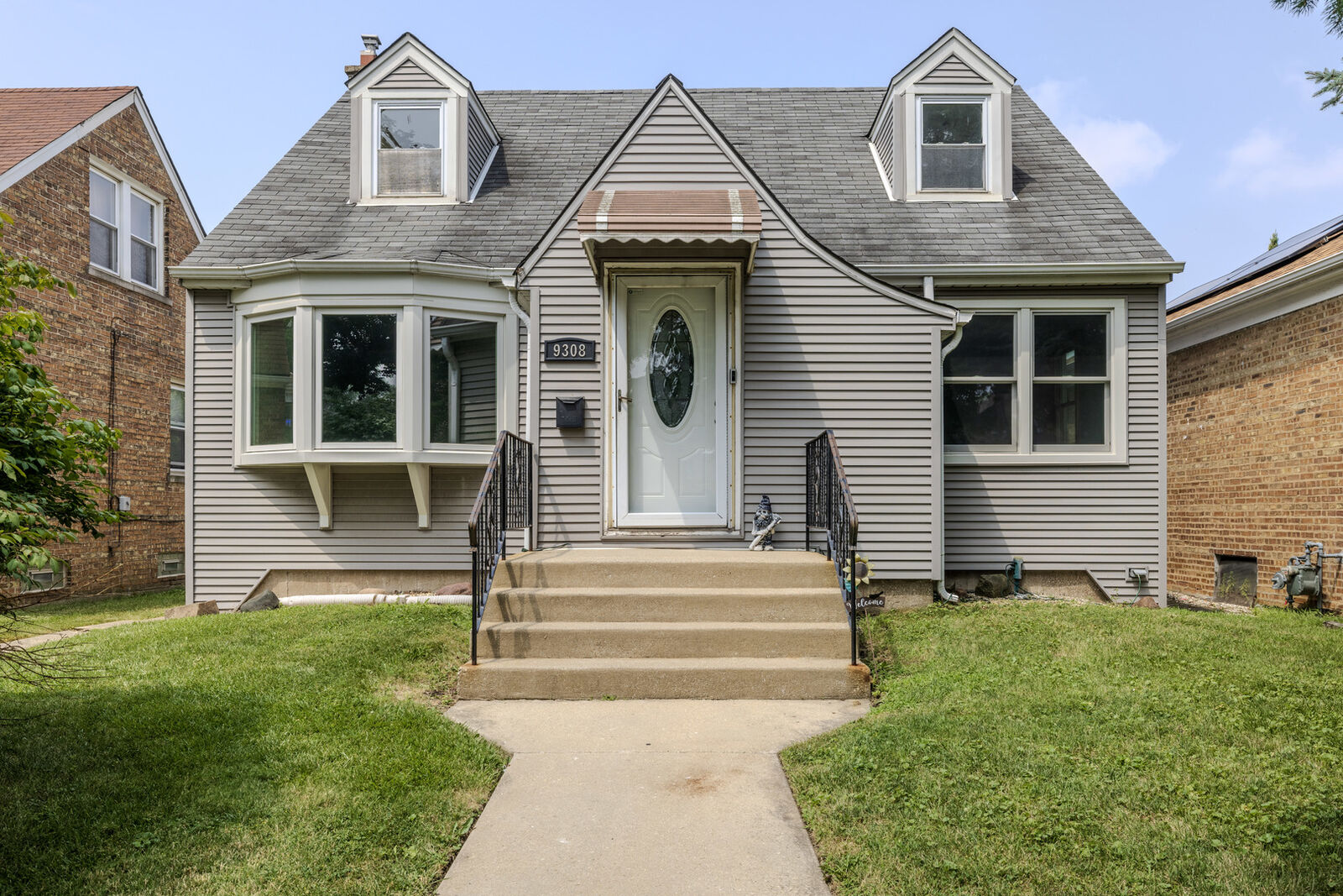 Property Photo: 9308 S Troy Avenue IL 60805