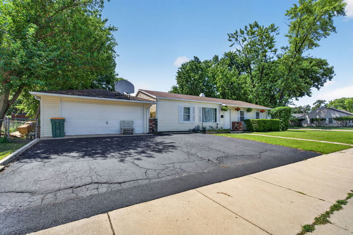 Property Photo:  27 Belmont Drive  IL 60446 