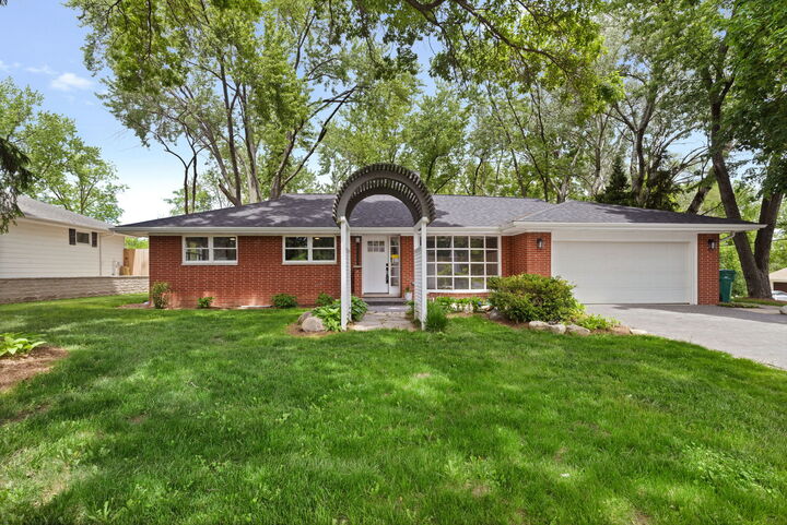 Property Photo:  1010 W Elm Street  IL 60067 