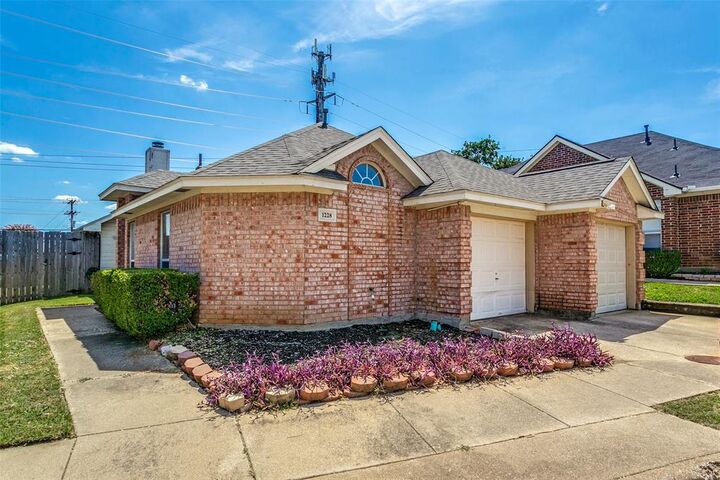 Property Photo: 1228 Falcon Trail TX 76021