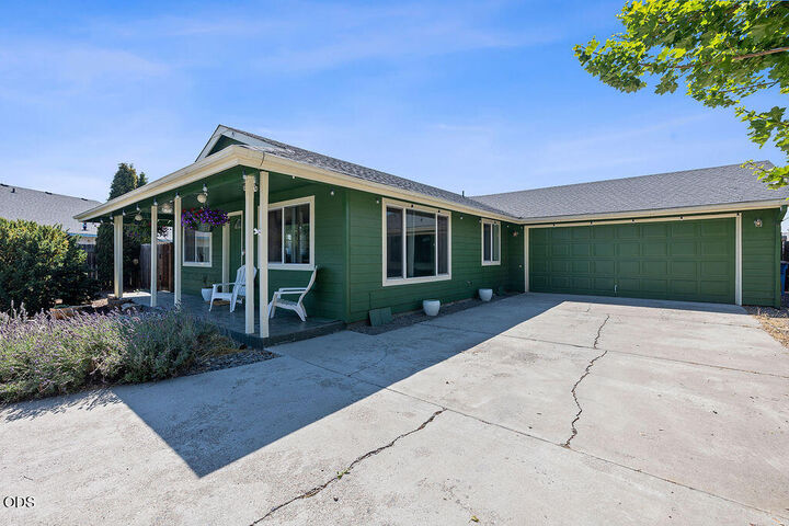 Property Photo:  1527 NE Larry Court  OR 97754 
