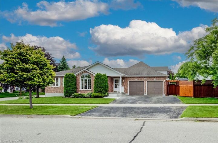 Property Photo: 27 Chandos Drive ON N2A 3C2