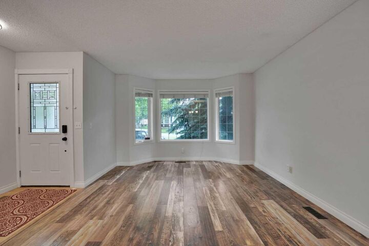 Property Photo: 7152 Sierra Morena Boulevard SW AB T3H 3G8