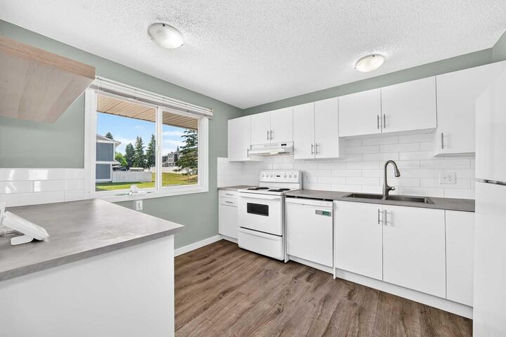 Property Photo: 383 Georgian Villas NE AB T2A 7E1