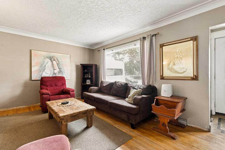 Property Photo:  440 36 Avenue NW  AB T2K 0C3 