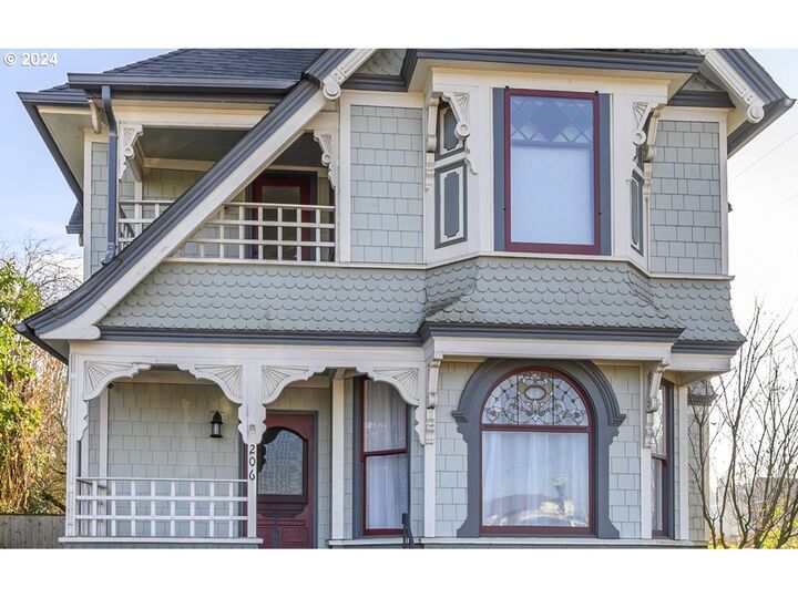 Property Photo: 206 NE 10th St OR 97128
