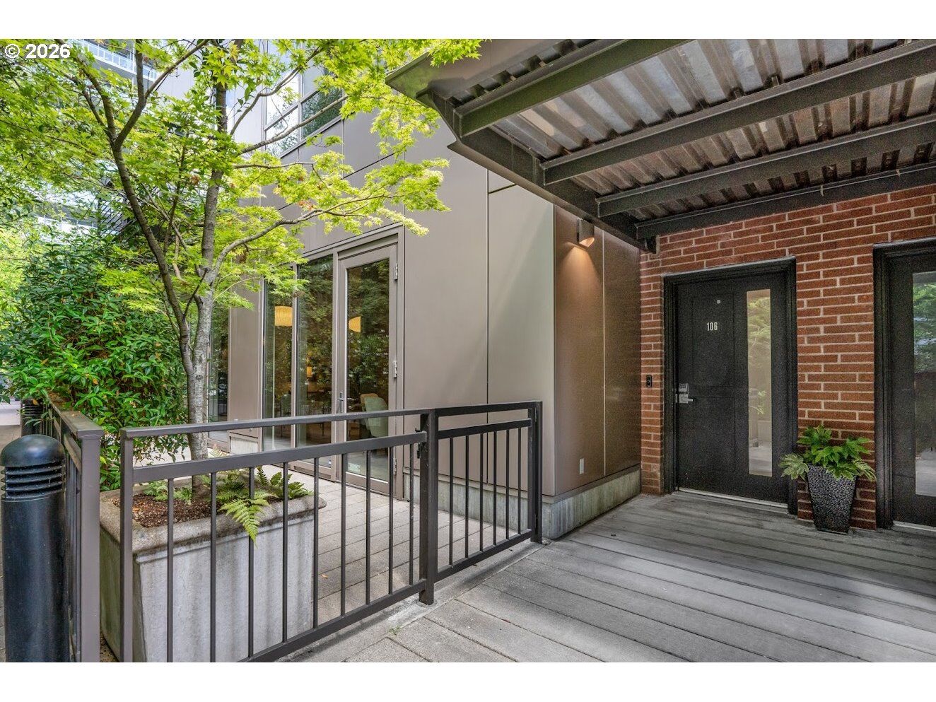 Property Photo:  922 NW 11th Ave 106  OR 97209 