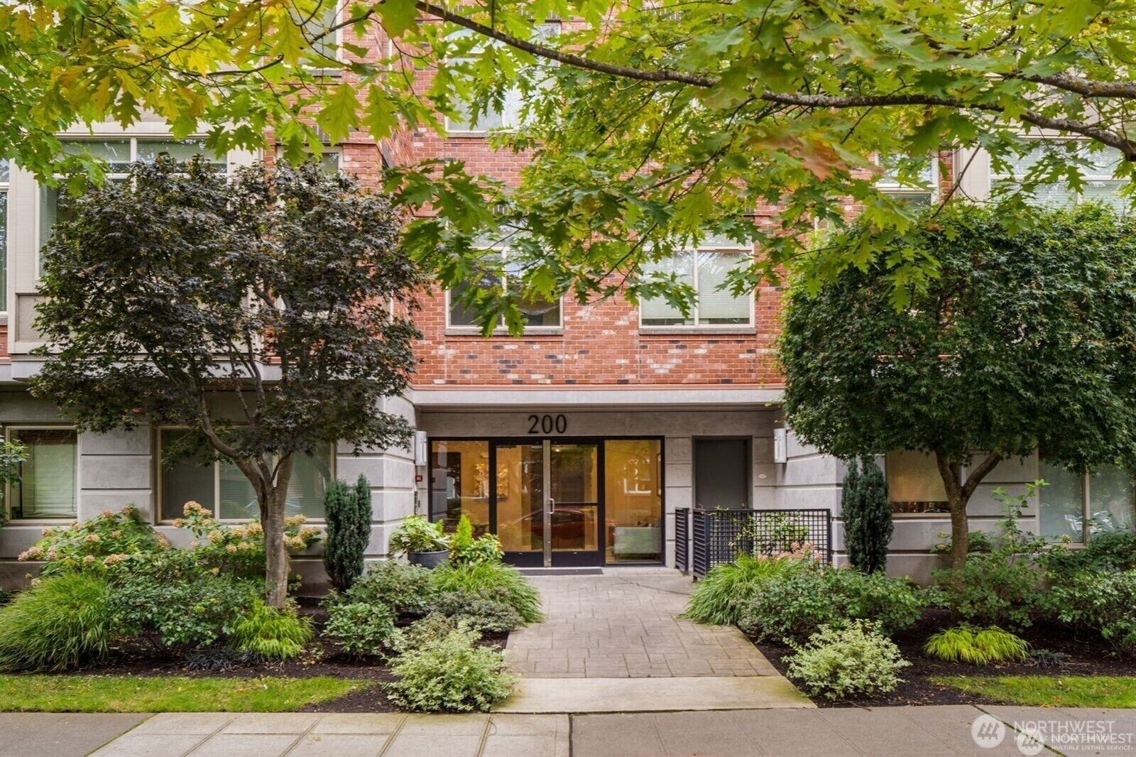Property Photo: 200 W Comstock Street 102 WA 98119