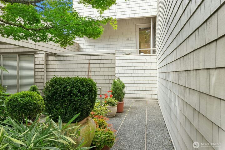 Property Photo:  601  Winslow Way W  WA 98110 