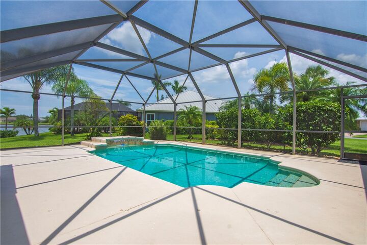 Property Photo:  1025 Southlakes Way SW  FL 32968 