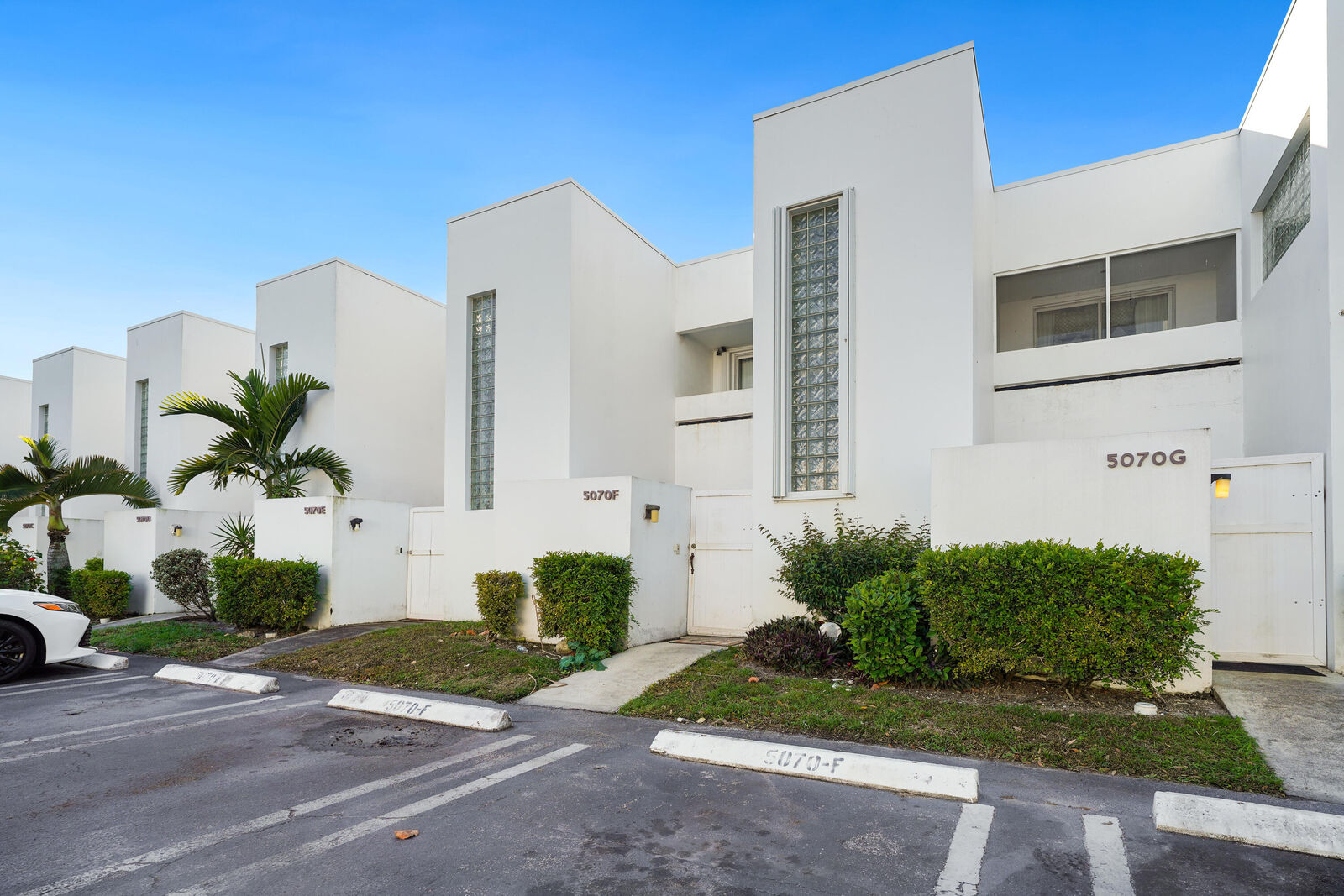 Property Photo: 5070 Elmhurst Road F FL 33417