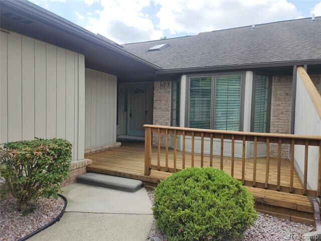 Property Photo:  33919 Oakwood Drive  MI 48312 