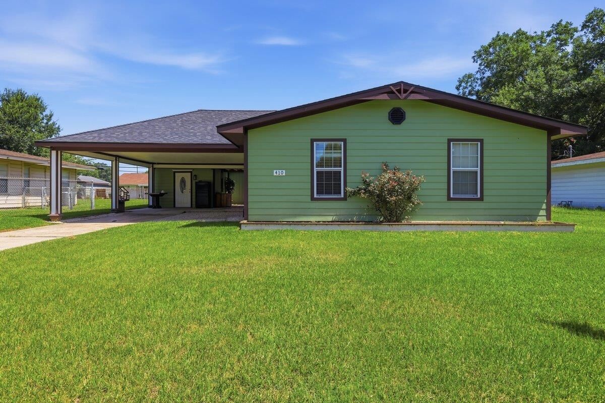 Property Photo:  410 Crepe Myrtle Ave.  TX 77630 