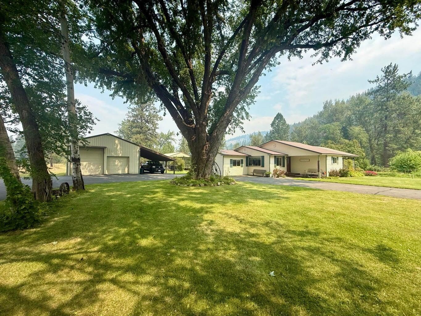 Property Photo:  11 Wall St  WA 99121 