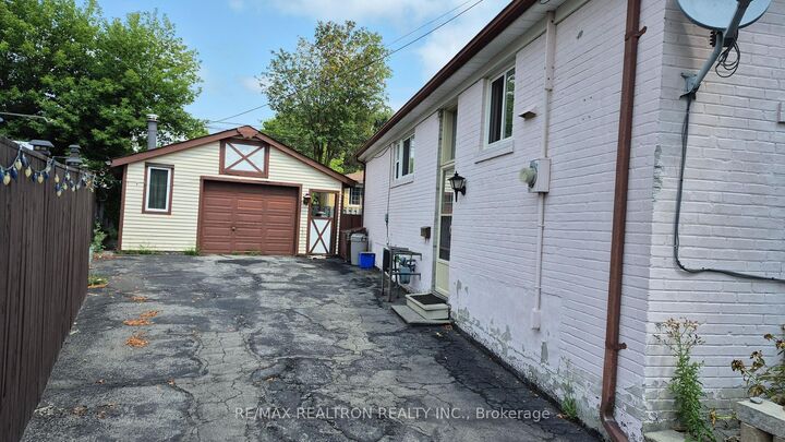Property Photo: 314 Browndale Crescent ON L4C 3J2