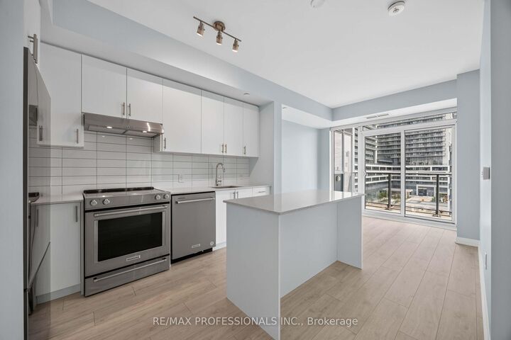 Property Photo:  9000 Jane Street 522  ON L4K 2M9 