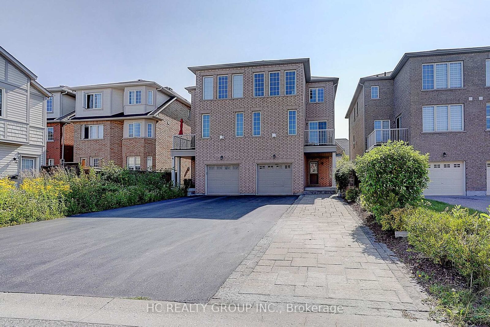 Property Photo: 22 Toulouse Court ON L6B 1J5