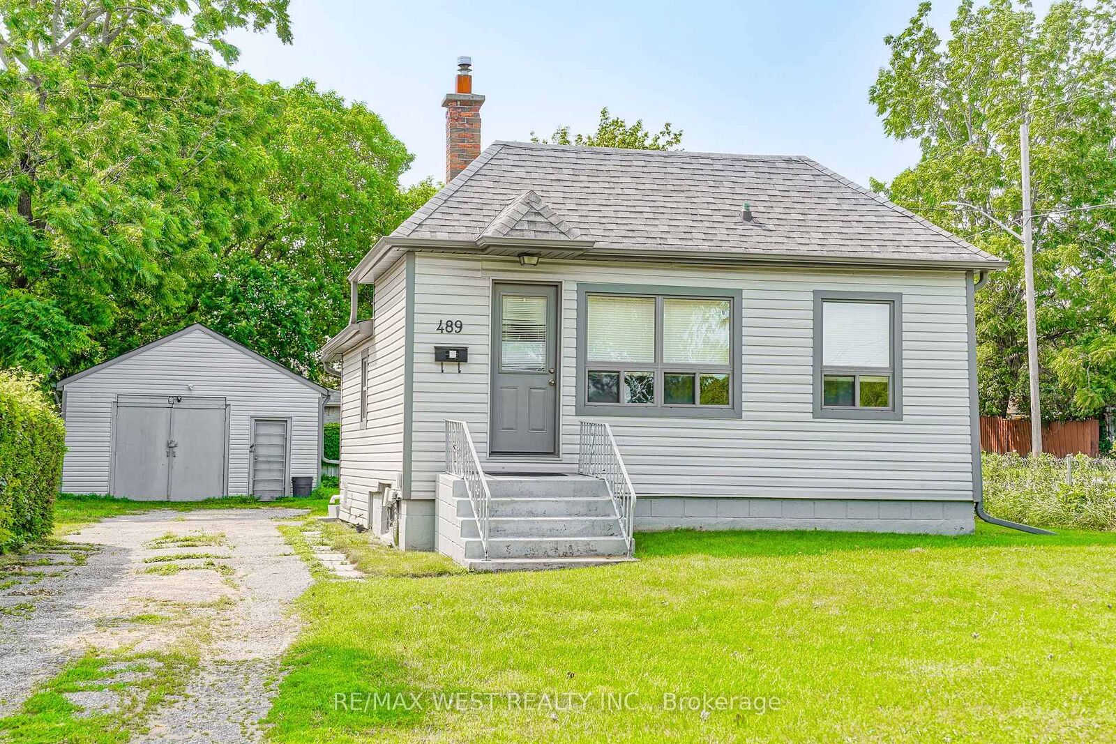Property Photo: 489 Dean Avenue ON L1H 3E6