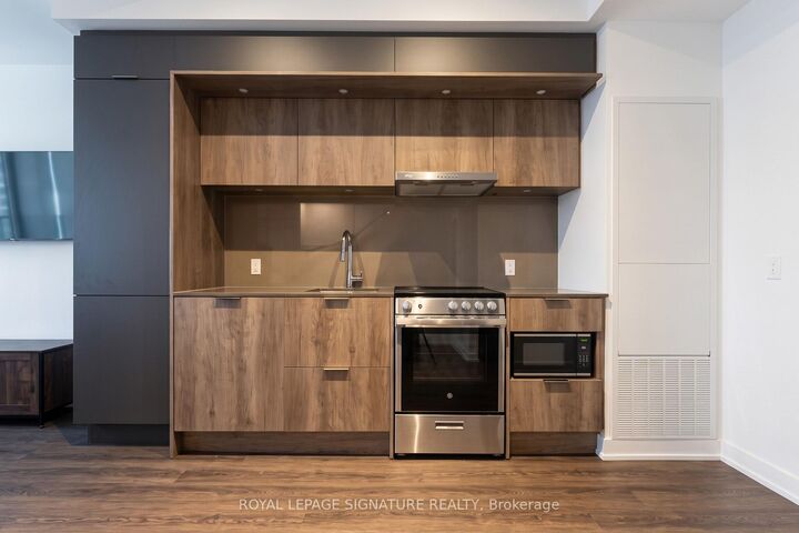 Property Photo: 448 Burnhamthorpe Road W 104 (Th4) ON L5B 0R4