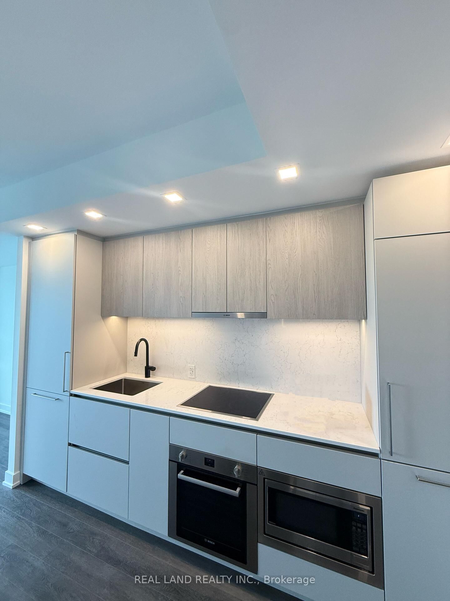Property Photo: 609 Sherbourne St Street 4008 ON M4X 0A4