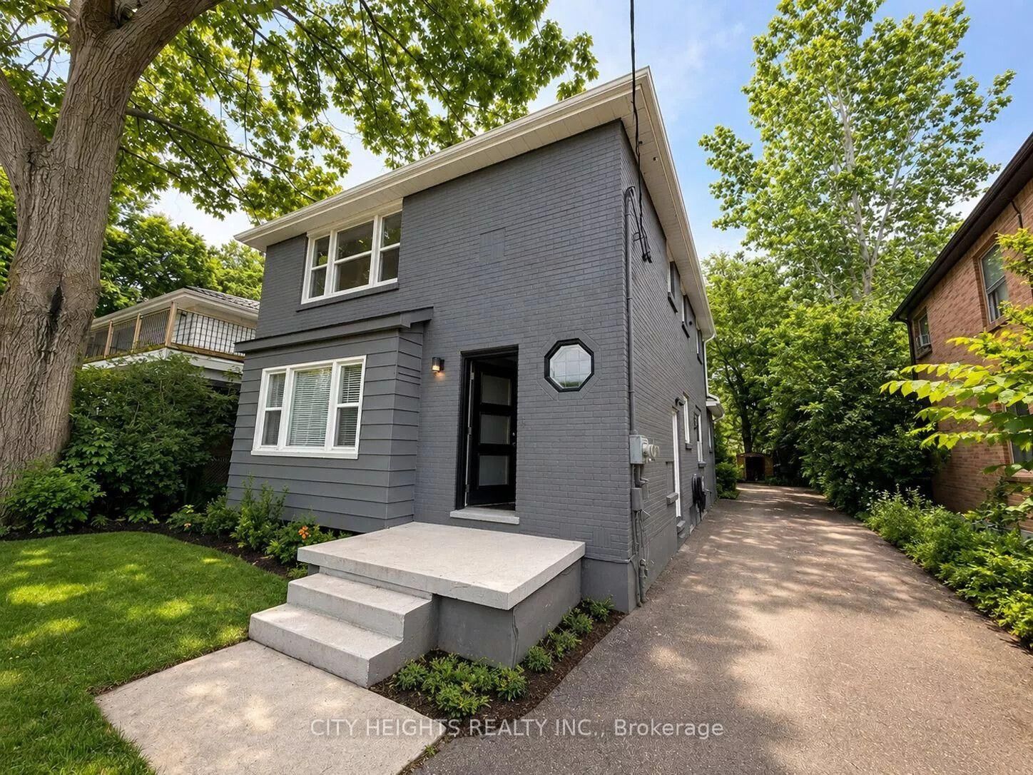 Property Photo:  206 Barry Place  ON N6H 1K1 
