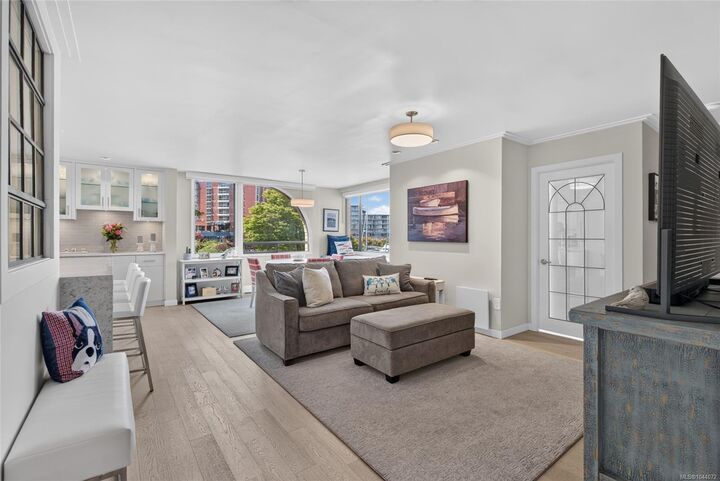 Property Photo: 640 Montreal St #203 BC V8V 1Z8