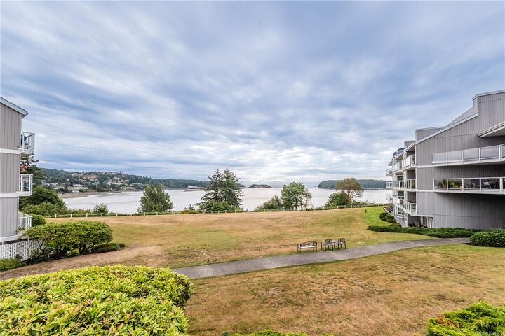 Property Photo:  2562 Departure Bay Rd #112  BC V9S 5P1 