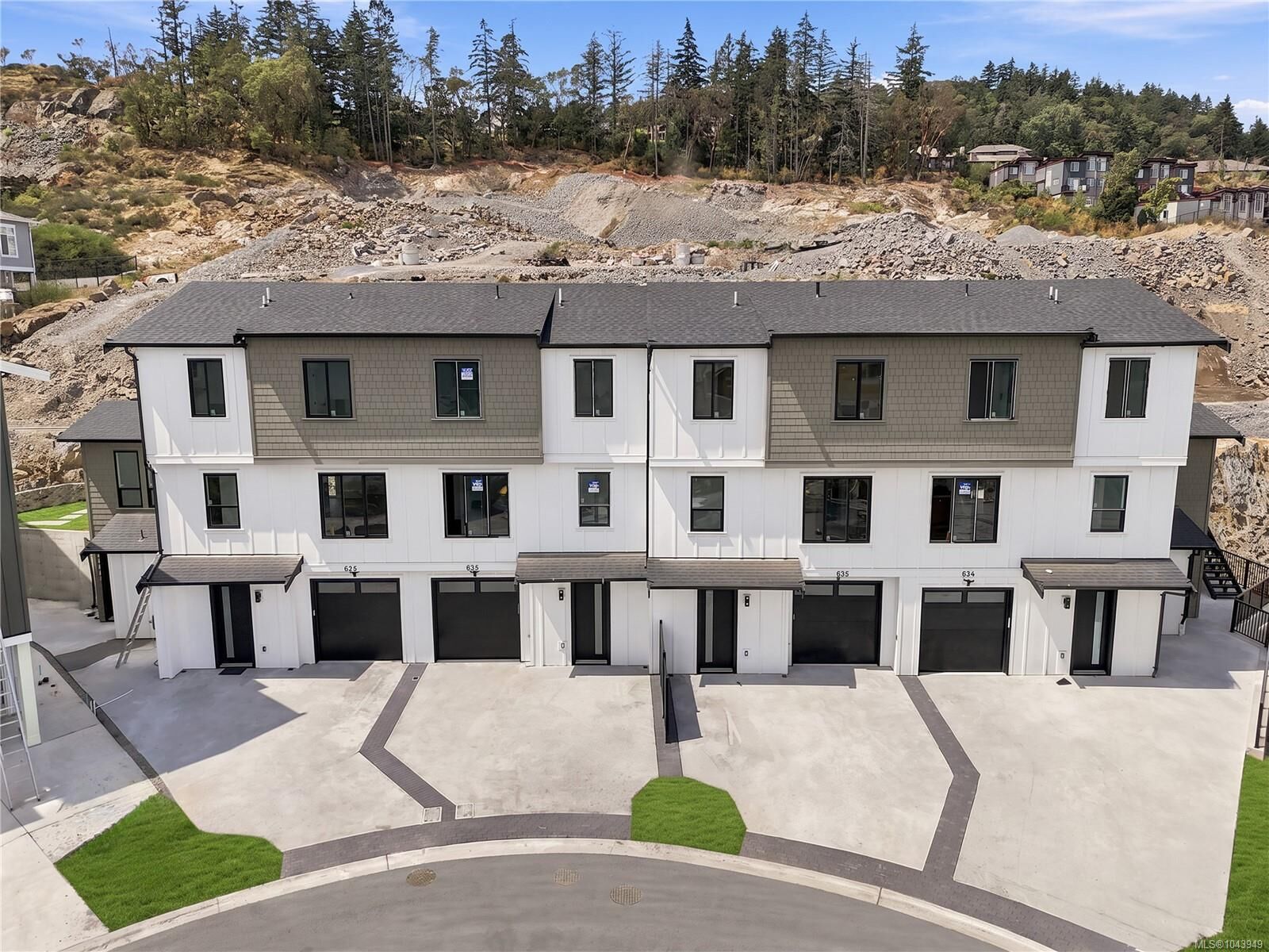 Property Photo: 838 Blackbird Pl BC V9B 6H4