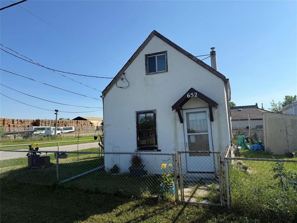 Property Photo:  652 McTavish Street  MB R2J 0E6 