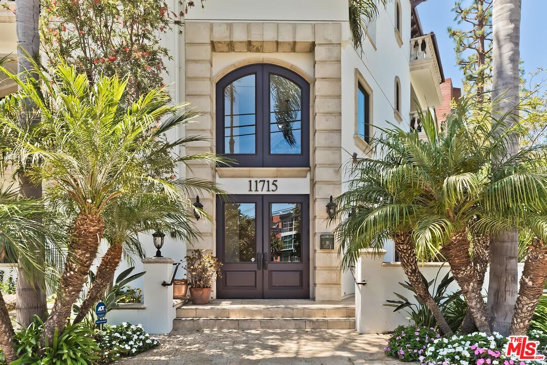 Property Photo:  11715 Chenault St, Unit 102  CA 90049 