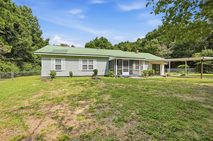 Property Photo: 2601 Lake Silver Road FL 32536