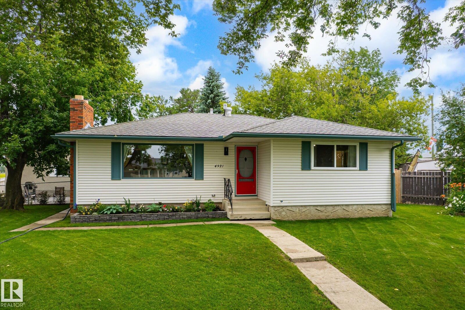 Property Photo: 4921 47 Avenue AB T0G 1L0