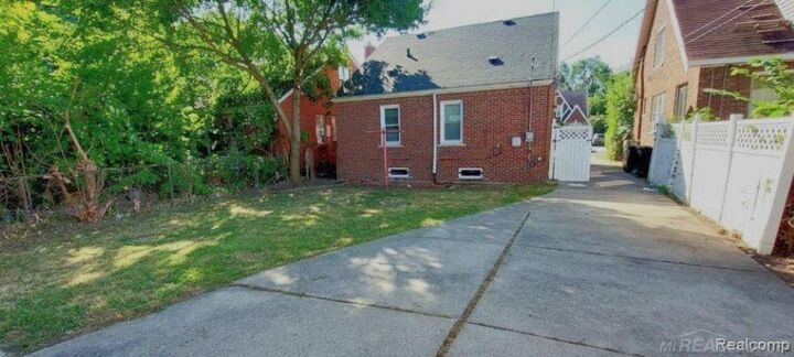 Property Photo:  12019 Nashville St Street  MI 48205 