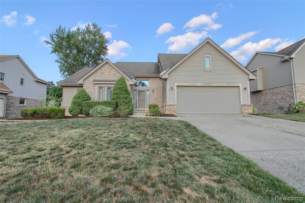 Property Photo:  18978 Glengarry Drive  MI 48152 4064 