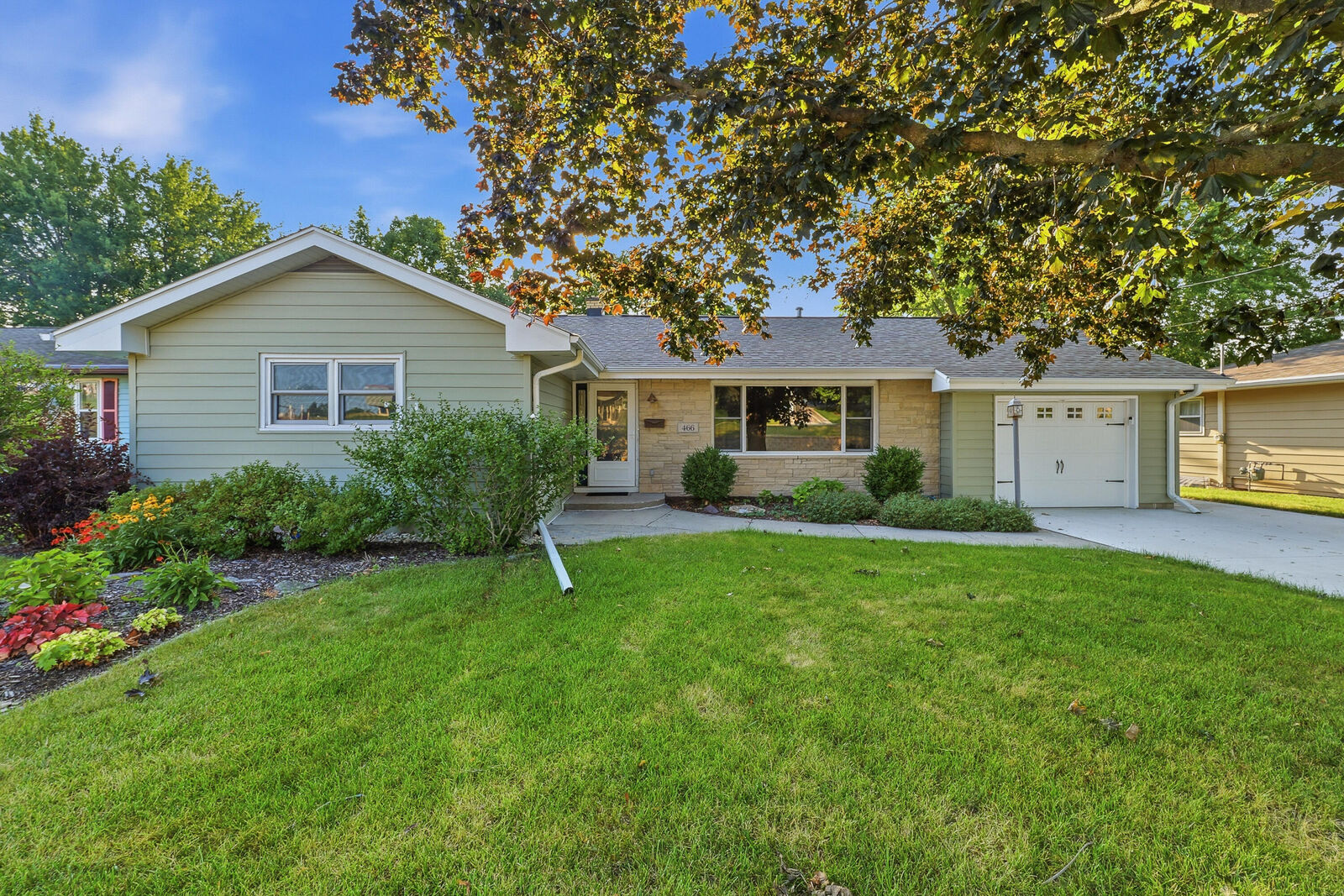 Property Photo: 466 N Henninger St WI 53050