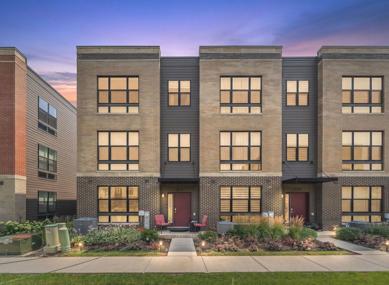 Property Photo:  323 Summit Circle  IL 60148 