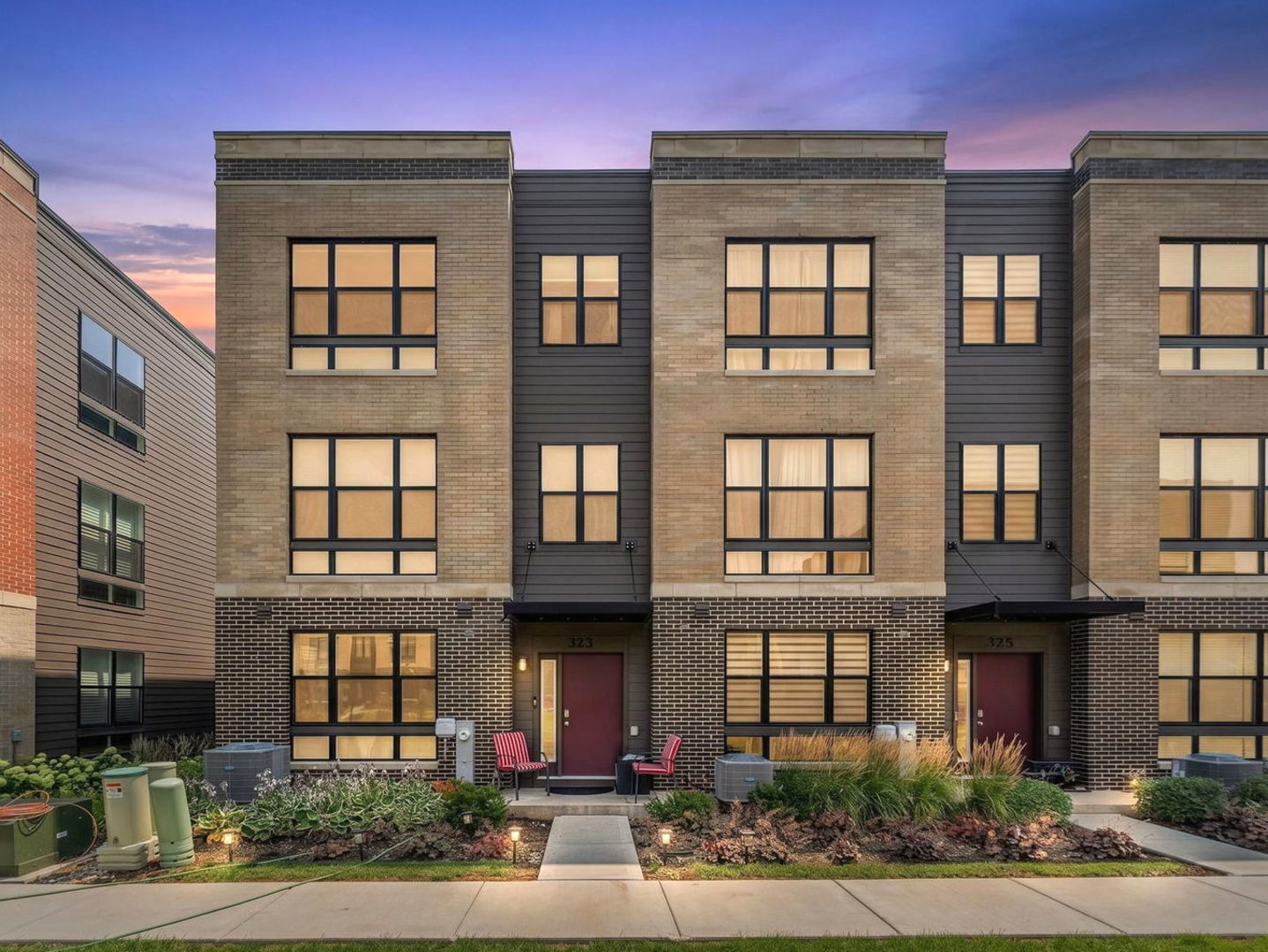 Property Photo:  323 Summit Circle  IL 60148 