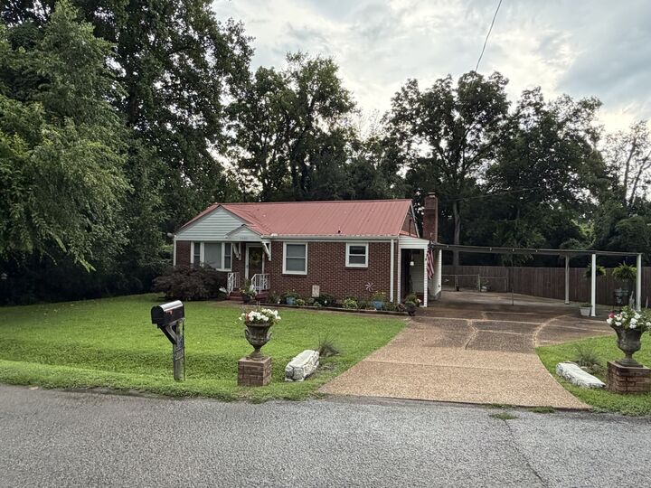 Property Photo: 2113 Geneiva Dr TN 37216