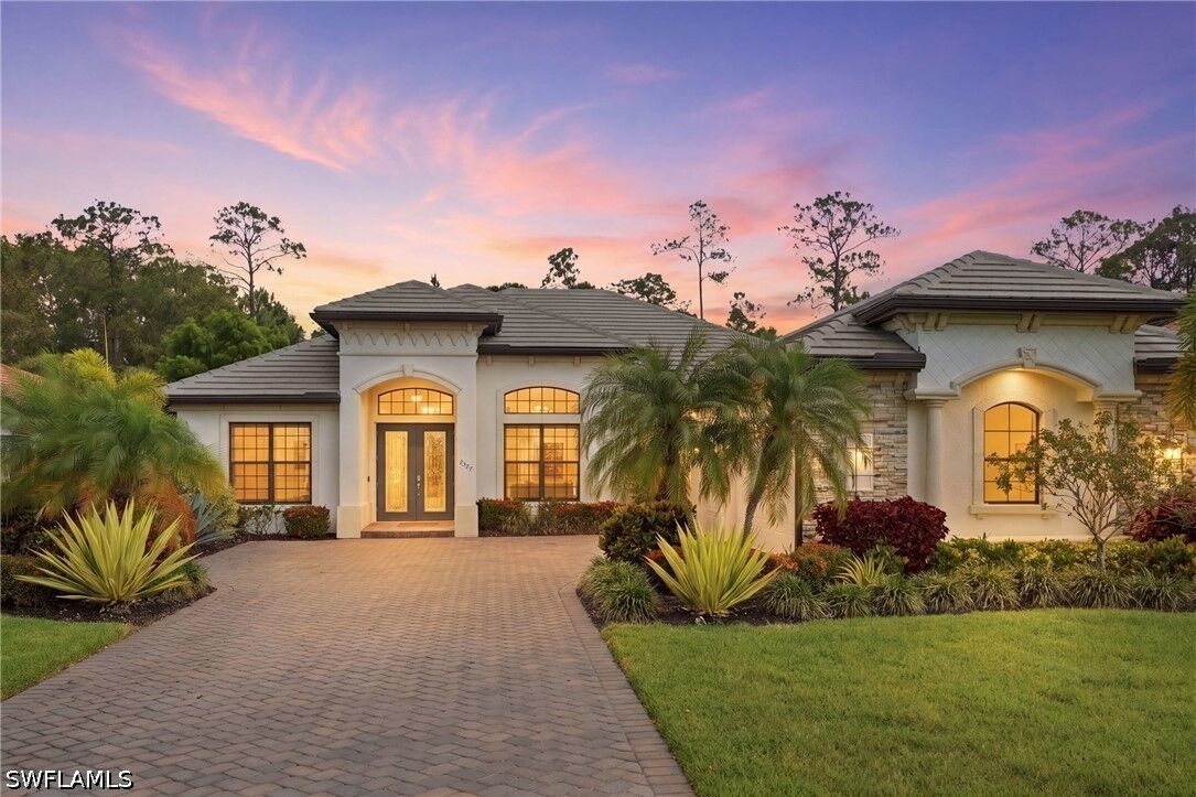 Property Photo: 2327 Somerset Place FL 34120