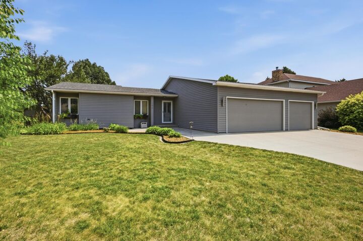 Property Photo:  186 Prairiewood Drive S  ND 58103 