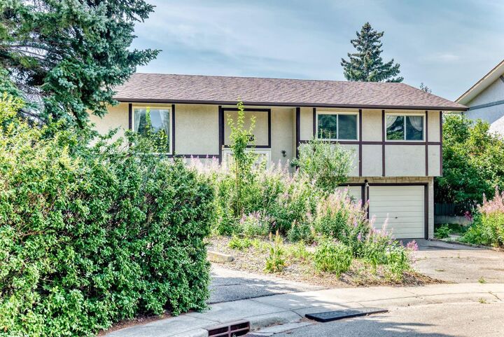 Property Photo: 5820 Dalridge Hill NW AB T3A 1L9