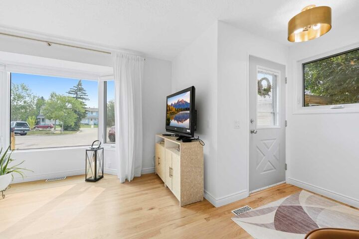 Property Photo:  224 Erin Dale Place SE  AB T2B 2R7 